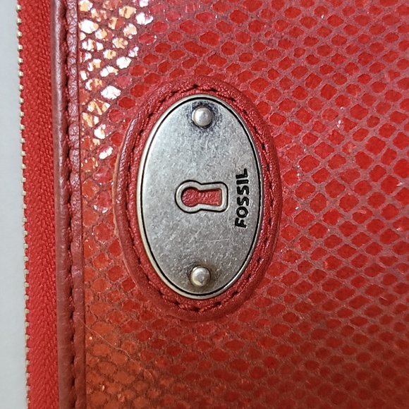 Fossil red zip around wallet - Picture 2 of 16